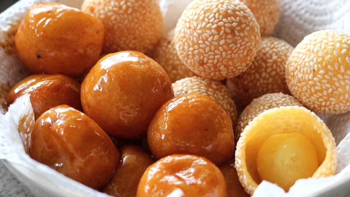 Deep-fried glutinous rice ball (bánh rán)